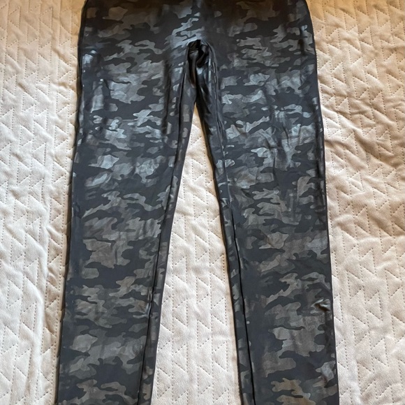 Spanx camo leggings women’s size large black pre-owned condition - Picture 3 of 10